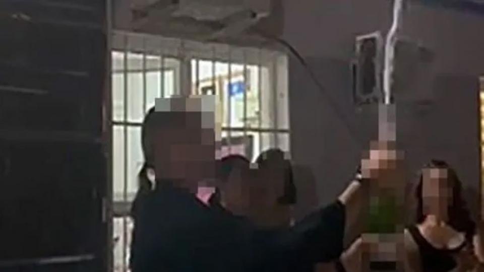 Eğitim sistemi SOS veriyor: Devlet okulunda öğretmenlerden şampanyalı kutlama!