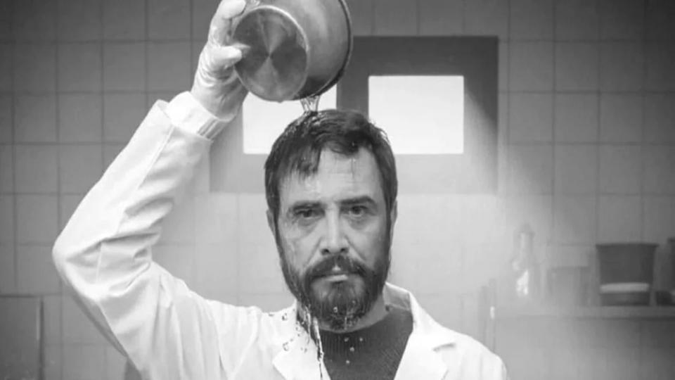 Her Taraf - Türkiyenin habercisi / “Gassal, Hepimizin Kaçtığı Ölümü Yüzümüze Vuruyor” | Abdulhamit Güler