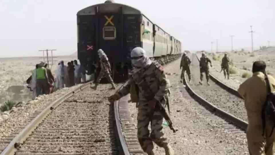 Pakistan'daki rehine krizinde 155 yolcu kurtarıldı