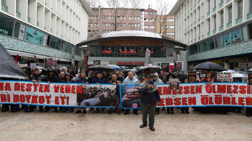 STK'lardan Linet'i savunan Rektör Bostancı'ya Tepki: İstifa et / Boykotlu işletme önünde Gazze protestosu..
