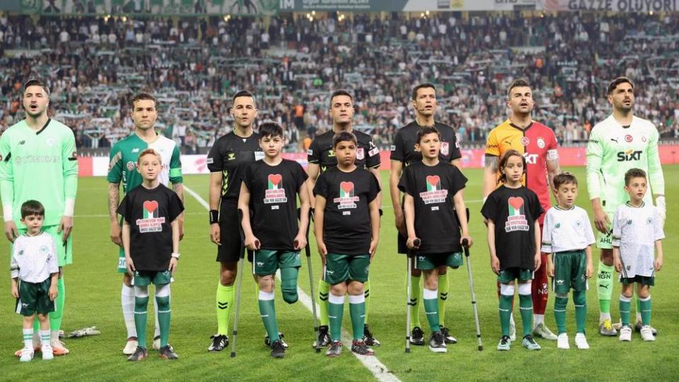 Galatasaray-Konyaspor Maçında Gazzeli çocuklarla seremoniye çıkıldı