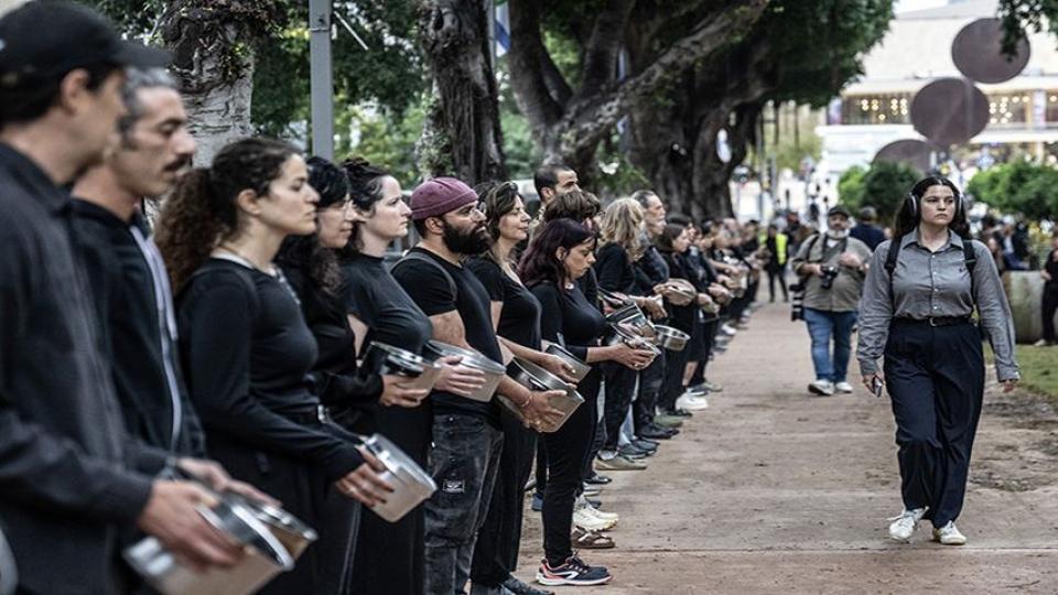 Gazze'deki açlık Tel Aviv'de "boş tencerelerle" protesto edildi