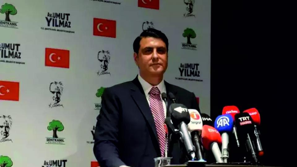 Heniyye’nin afişini  parçalatan Umut Yılmaz AK Parti’ye mi Geçiyor!