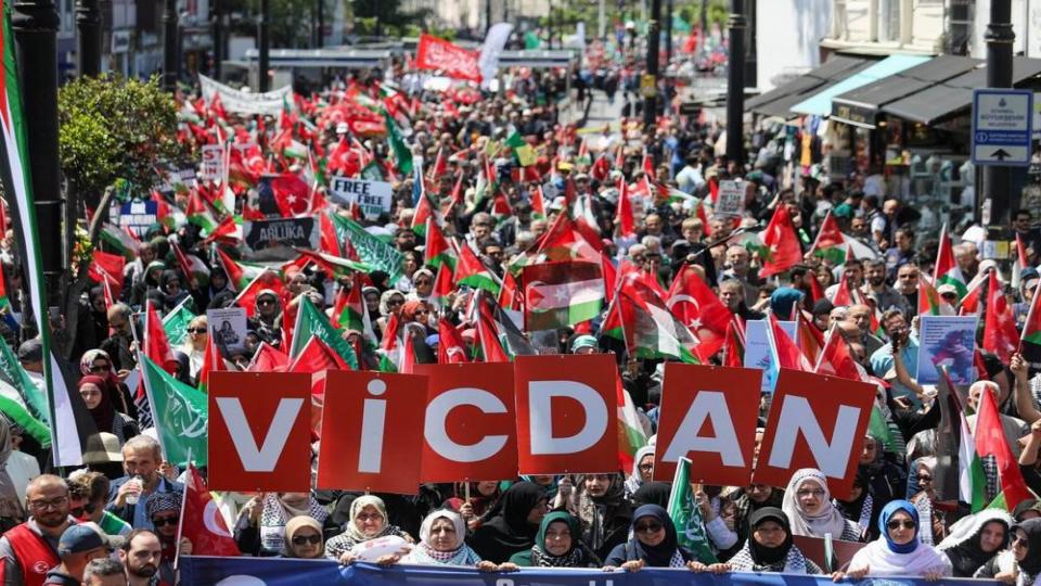 Onbinlerce Müslüman Gazze İçin Ayasofya'ya Akın Etti: İnsanlık Vicdanı Siyonizmi Yenecek!