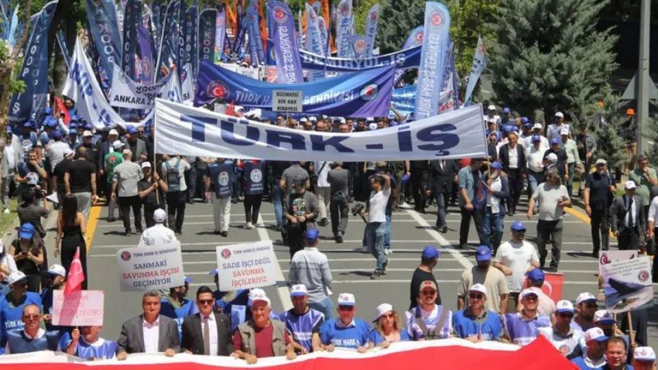 TÜRK-İŞ, kamu toplu iş sözleşmesi eylemlerine başladı