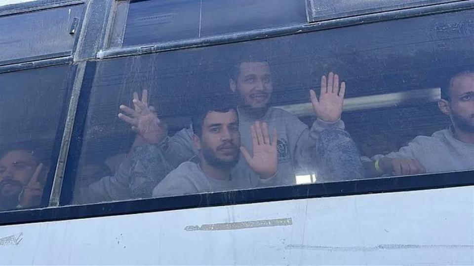 Esir takası kapsamında 2 bin Filistinli serbest bırakıldı; Hamas, Gazze'deki İsrail casuslarını temizlemeyi sürdürüyor