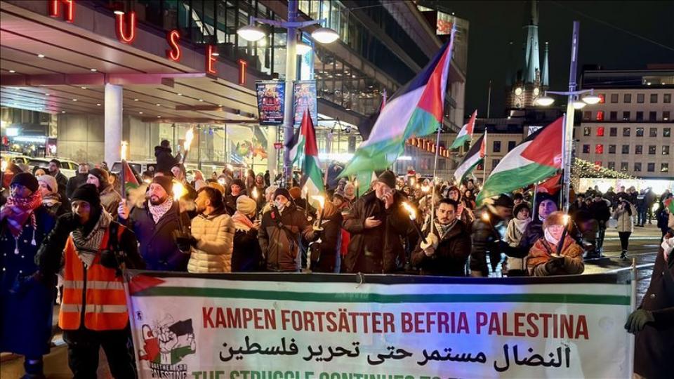 İsveç'te yılbaşı kutlamasını iptal eden yüzlerce kişi Filistin'e destek gösterisi düzenledi