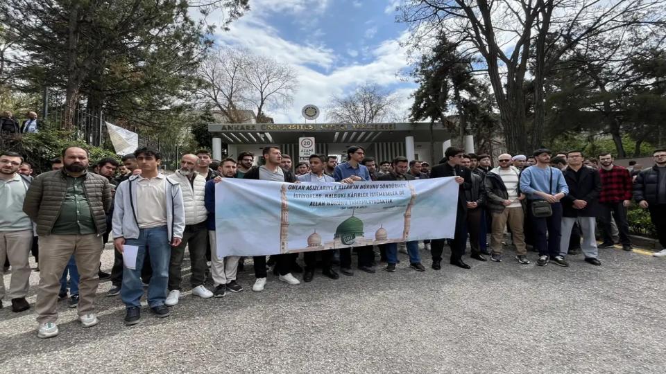Her Taraf - Türkiyenin habercisi / Öğrenci topluluklarından Ankara Üniversitesi’nde İslami değerlere hakarete tepki