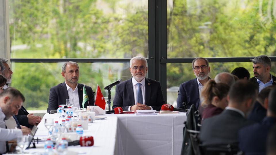 Her Taraf - Türkiyenin habercisi / HÜDA PAR Lideri Yapıcıoğlu'ndan yavaşlayan süreçle ilgili Meclis'e çağrı: Silah bırakanlar için geniş mutabakatla kanun çıkaralım