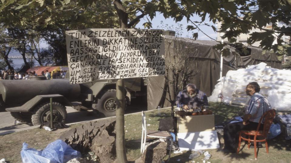 Depremzedelere duygulandıran bağış: Kimi kıyafet, kimi yiyecek, kimi kefen yolladı... / Abi, Biz Geldik! | MURAT KURTULDU