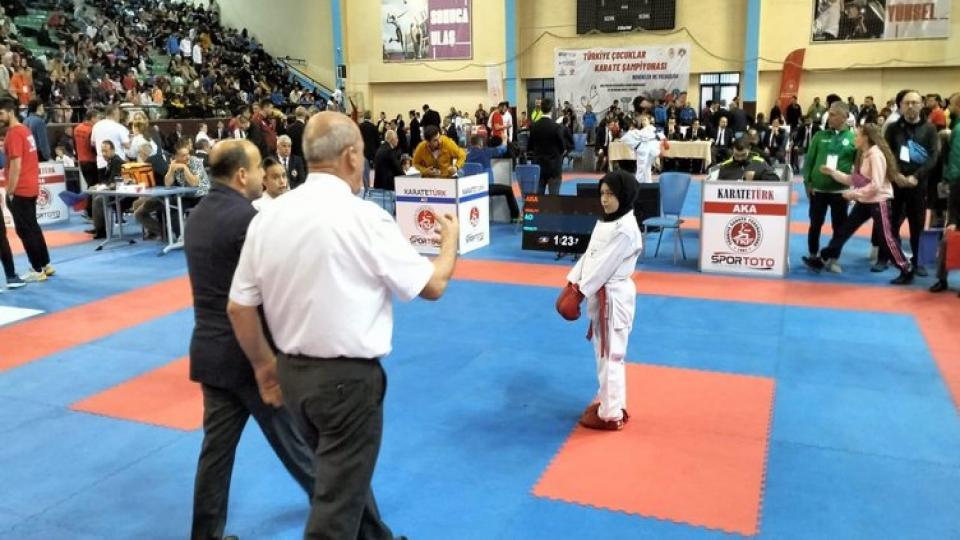 Her Taraf / Türkiye'nin habercisi / Başörtüsünden dolayı karate maçından men edildi
