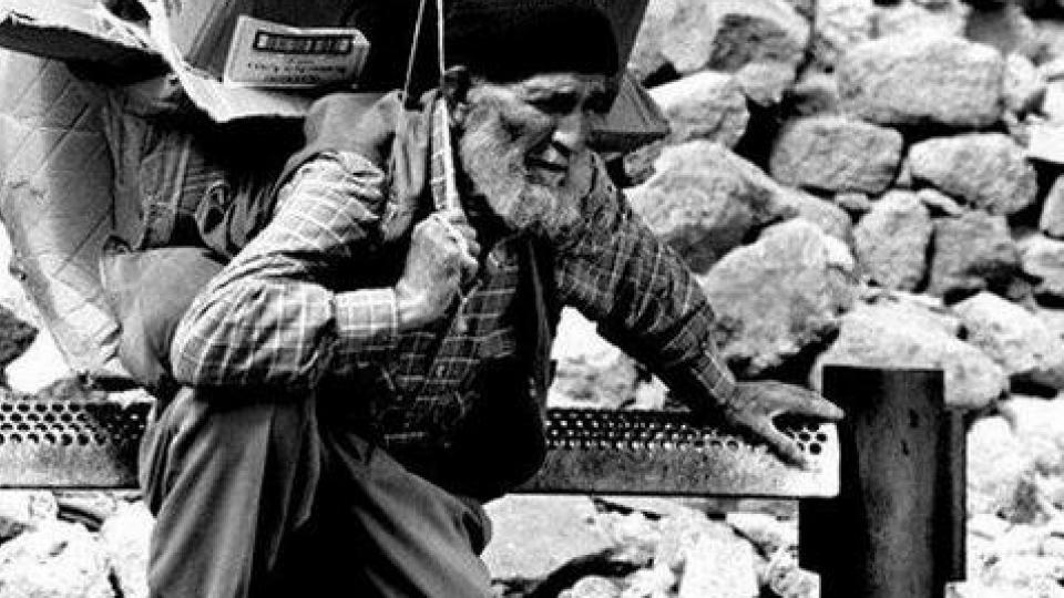 Depremzedelere duygulandıran bağış: Kimi kıyafet, kimi yiyecek, kimi kefen yolladı... / Bitmek Bilmeyen İmtihanlar | ÜMİT AKTAŞ