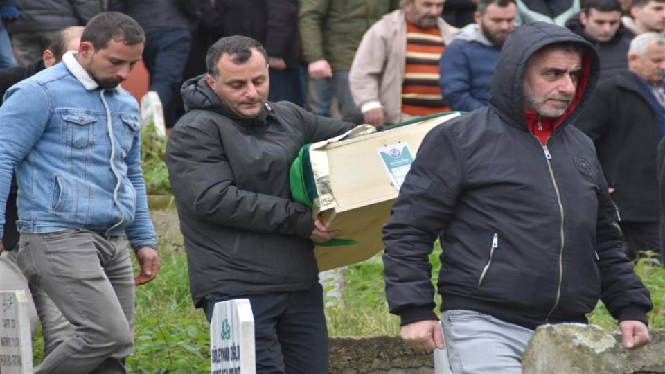 Bu acının tarifi yok! Depremde kaybettiği çocuklarını toprağa verdi