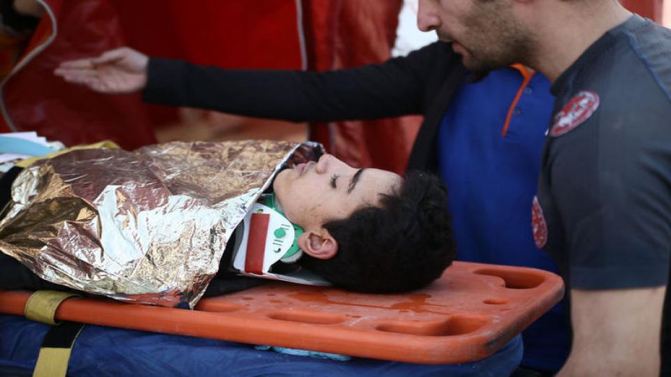 Depremzedelere duygulandıran bağış: Kimi kıyafet, kimi yiyecek, kimi kefen yolladı... / Depremden 131 saat sonra enkaz bölgelerinden mucize kurtuluş haberleri geliyor