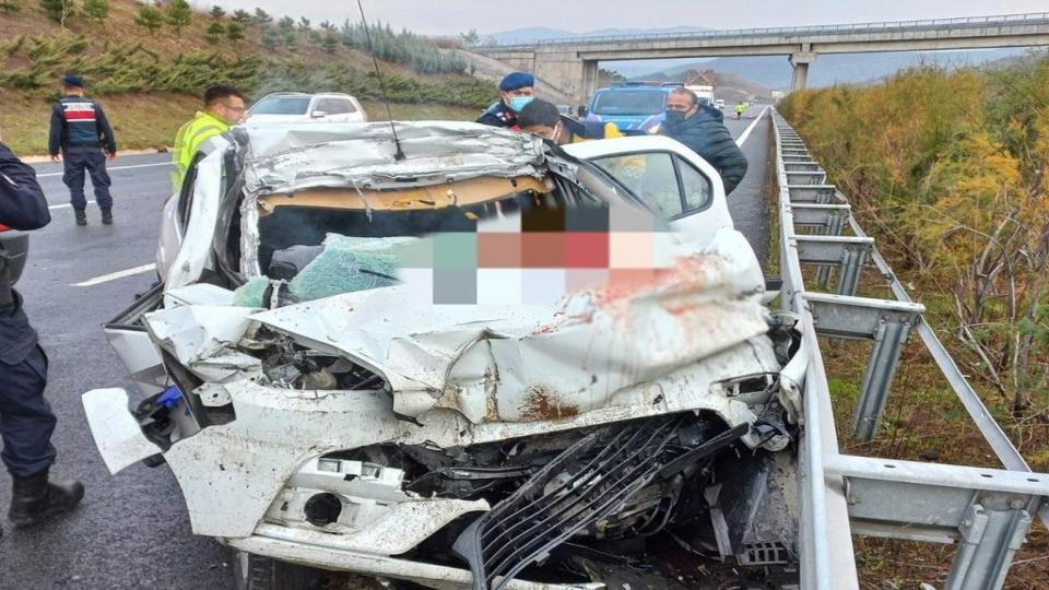 İyilikte Yarışan Sınıflar Projesi devam ediyor / İHH gönüllüleri kaza yaptı: 4 kişi hayatını kaybetti