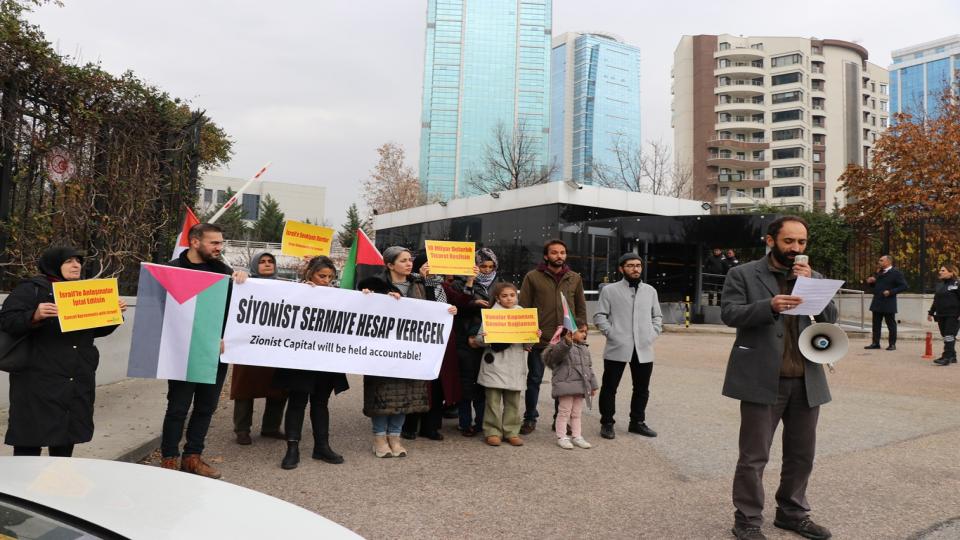 Her Taraf / Türkiye'nin habercisi / İşgalcilerle ticaretin devam etmesi Ticaret Bakanlığı'nın önünde protesto edildi