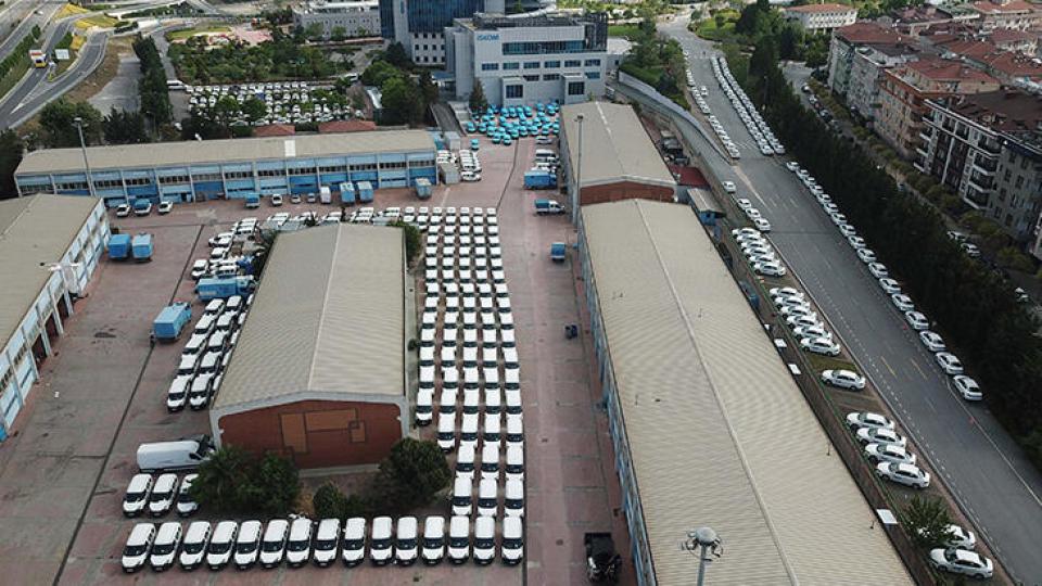 Her Taraf / Türkiye'nin habercisi / İSKİ'nin bahçesinde dikkat çeken görüntü! Yüzlerce araç