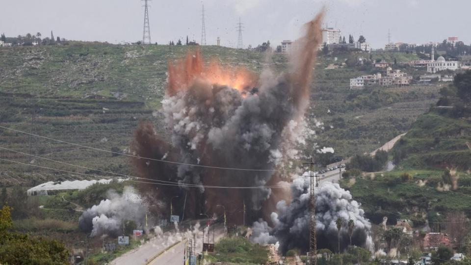 İsrail, Lübnan'da güney ile kuzey arasındaki bağlantı noktalarından Kasımiye Köprüsü'nü bombaladı