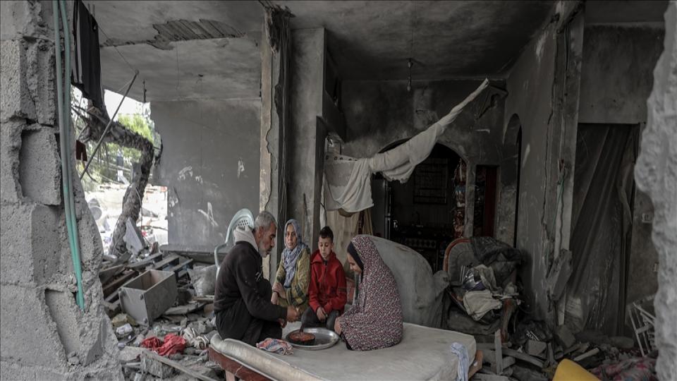 Her Taraf / Türkiye'nin habercisi / İsrail saldırısında evleri yıkılan Filistinli aile her şeye rağmen topraklarından ayrılmak istemiyor