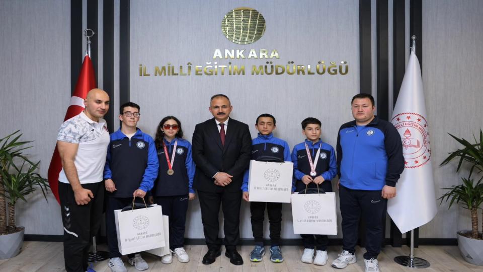 Kani Karaca Görme Engelliler Anadolu İmam Hatip Lisesi öğrencileri, camiamızın kıymetli yöneticileriyle bir araya gelmenin mutluluğunu yaşadı.