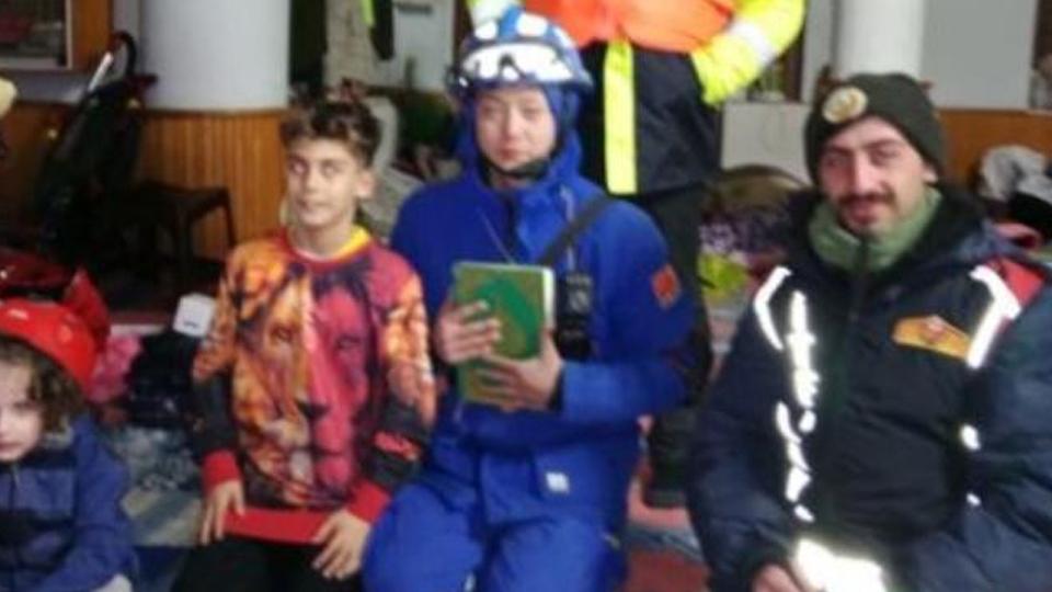 Depremzedelere duygulandıran bağış: Kimi kıyafet, kimi yiyecek, kimi kefen yolladı... / Kuran'ı enkazdan çıkaran Çinli Cang Müslüman oldu: O artık Yusuf!