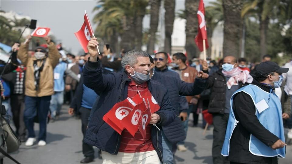 Tunus'ta halk sokağa indi, Cumhurbaşkanı Başbakanı görevden alıp, Meclisi dondurdu