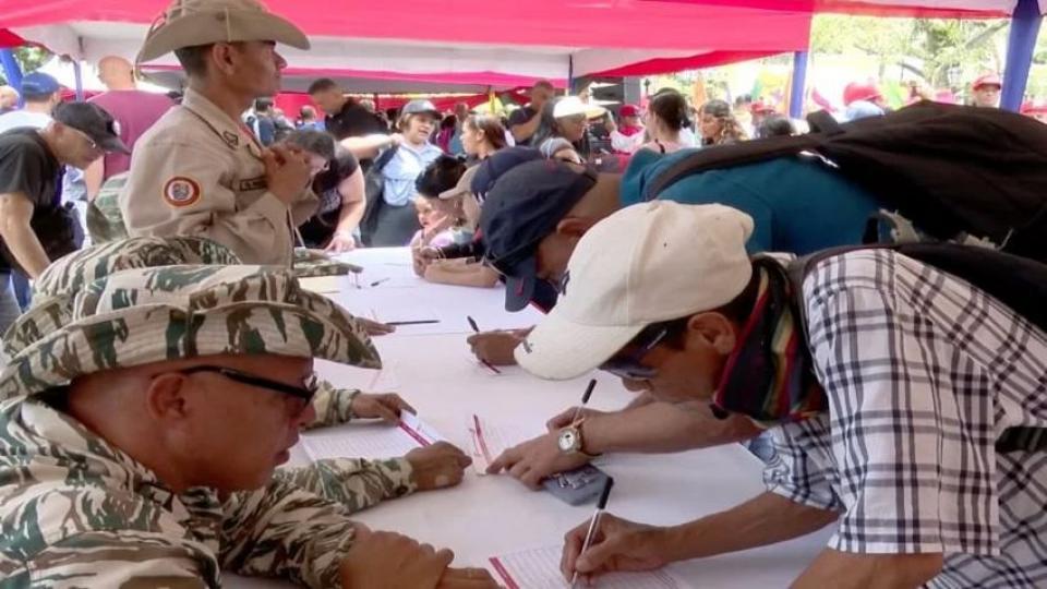 Yüzlerce Venezuelalı Maduro'nun çağrısına uydu, milis gücüne kaydoldu